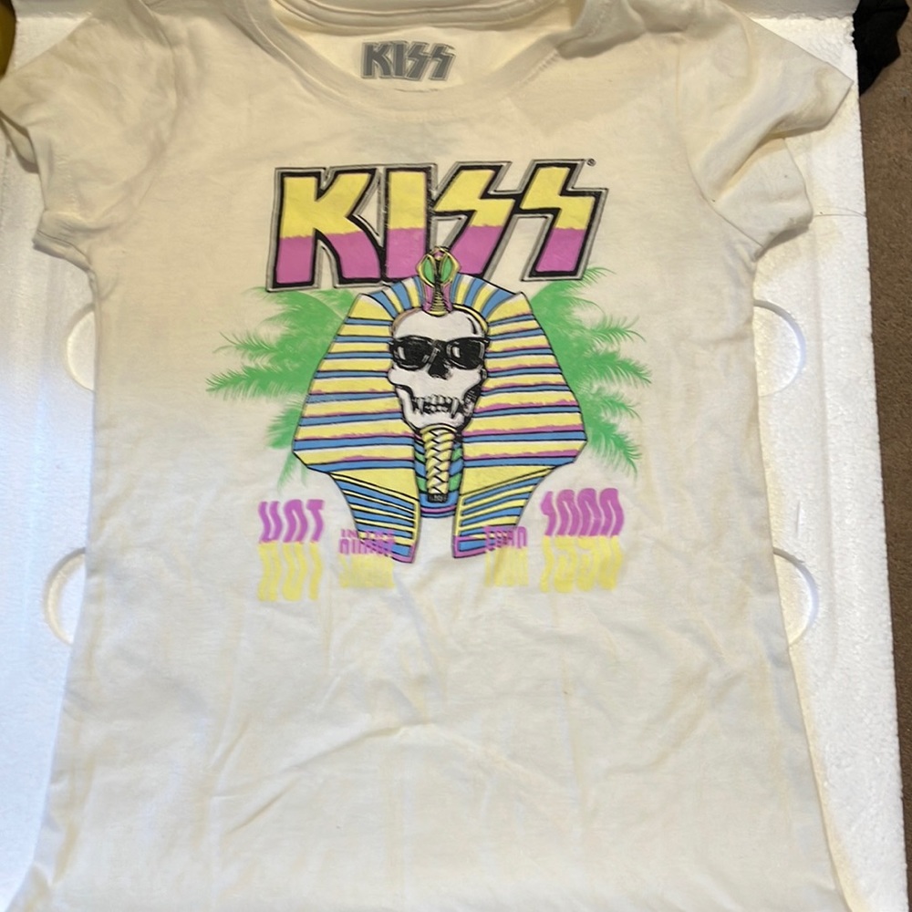 KISS T-shirt NWT for girls size 7/8